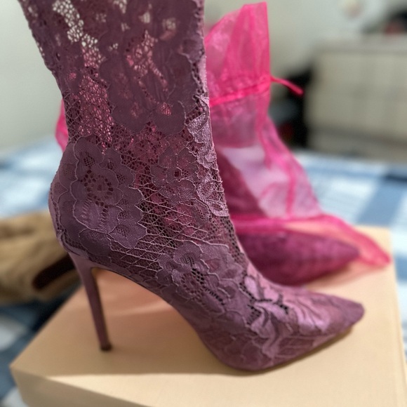 Fuschia lace heels, size 8.5, worn once - Picture 2 of 12